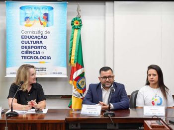 Patrícia Alba (E) é deputada por Gravataí