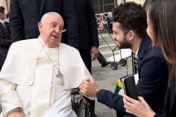 De Leon e a esposa Alexia receberam bênção do Papa Francisco