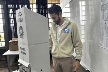 De Leon votando em 6 de outubro em Gravataí