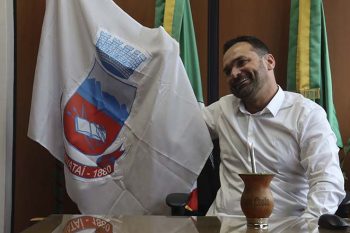 Dimas com a bandeira de Gravataí, onde nasceu