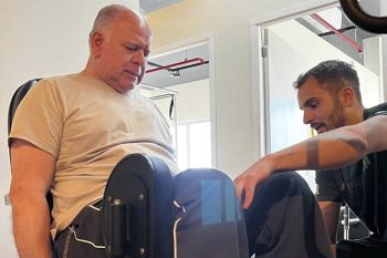 Dr. Levi em fisioterapia, em imagem postada em suas redes sociais
