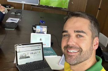 Eduardo Leite em foto de post que fez antes do jogo do Brasil, próximo à publicação do edital de leilão da Corsan