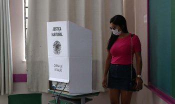 São Paulo - Eleitores votam no segundo turno das eleições para prefeito na Escola Municipal de Ensino Fundamental Celso Leite Ribeiro Filho, na Bela Vista.