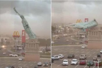 Estátua que fica em frente à loja da Havan na cidade de Guaíba caiu com temporal desta segunda

As imagens que circulam pela internet mostram que a estátua, que mede 24 metros de altura, ao ser atingida pelo forte vento foi tombando para a frente lentamente, até cair de sua base, que tem 11 metros de altura.