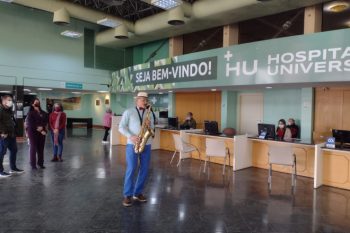 Saxofonista Inácio Longhi se apresentou na semana passada no saguão do HU: gradualmente, hospital retoma atendimentos na emergência pediátrica. Foto: Divulgação