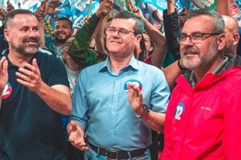 Jair Mesquita (ao centro) e Dedo Machado (à direita) contestam a decisão da justiça eleitoral