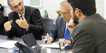 Jairo Jorge, Busato e o secretário do Ministério da Saúde, Aristides Neto, conversaram sobre crise financeira pela qual passa o HU. Foto: Viviane Bauer/PMC