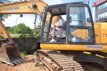 Ao seu estilo popular, Jussara subiu na máquina para dar início às obras / Fotos: Tiago Cechinel