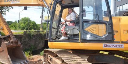 Prefeita sobiu na máquina, no início das obras no Arroio Passinhos, em janeiro / Foto: Tiago Cechinel