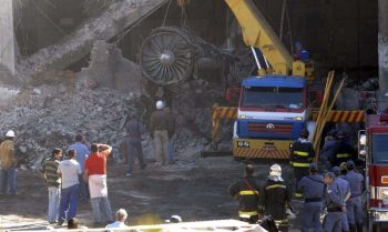 Bombeiros retiram escombros do prédio destruído pelo avião da TAM no maior acidente da história da aviação brasileira, ao lado do Aeroporto de Congonhas Foto: Valter Campanato/ABr