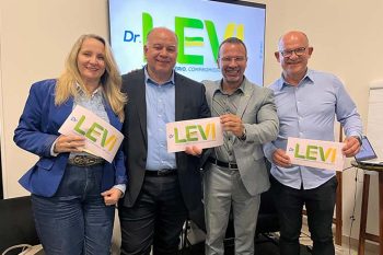 Dr. Levi, entre a esposa Jucelei e o presidente estadual Everton Braz, lançou Paulinho da farmácia (D)