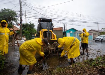 Recolhimento de galhos, folhas, restos de árvores e dejetos desde o temporal de 16 de janeiro acumula 7 mil toneladas. Foto: Thiago Guimarães/ECom PMC