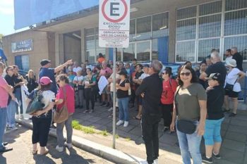 Manifestação aconteceu na sexta-feira, em frente à Prefeitura