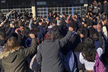 Alunos protestaram na escola, ajoelhados e com punho para cima