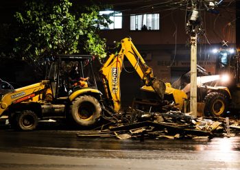 Máquinas contratadas para limpeza das ruas atingidas pela enchente estão trabalhando 24h por dia no lado Oeste da cidade. Foto: Divulgação/ECom PMC