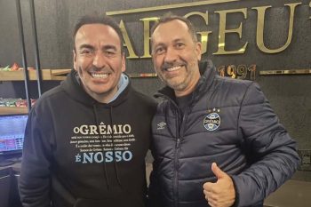 marcelo marques rafael argeu Marcelo Marques (E), na tarde deste sábado, com Rafael do Argeu, bar mais tradicional dos gremistas em Gravataí, na parada 79