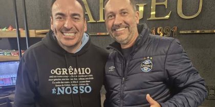 Marcelo Marques (E), na tarde deste sábado, com Rafael do Argeu, bar mais tradicional dos gremistas em Gravataí, na parada 79