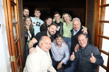 Marco Alba com Patricia, os filhos, Zaffa e Levi na festa da vitória da deputada reeleita por Gravataí