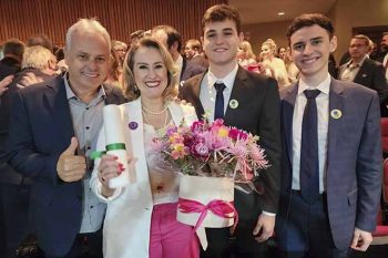Patrícia, com Marco Alba e os filhos Vitor e Lorenzo, na diplomação como deputada estadual em 20 de dezembro de 2022