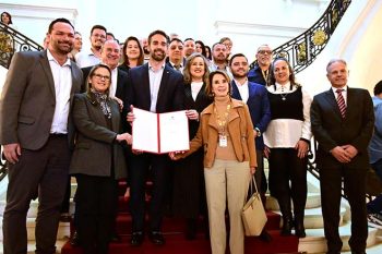 Comitiva gravataiense com o governador e vice, no Palácio Piratini