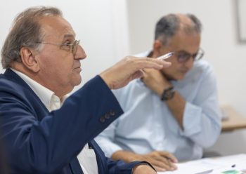 Secretário de Saúde, Mauro Sparta, e o prefeito Jairo Jorge anunciaram pacote de 6 medidas para combater o alastramento da dengue em Canoas. Foto: Divulgação/ECom PMC