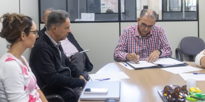 Prefeito Jairo Jorge e representantes da PPP da Ilumiminação assinaram termo de aceite nesta quarta-feira, 17. Foto: Alisson Moura/ECom PMC