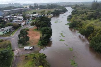 rio gravataí cota inundação junho 2025 capa Imagem de drone da região da orla do rio Gravataí, na região do Caça e Pesca