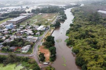 rio gravataí enchente jun 25 água baixa drone CAPA Imagem de drone da região da orla do rio Gravataí, na região do Caça e Pesca, na tarde desta sexta-feira