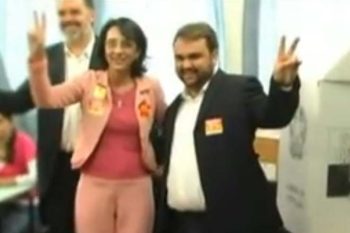 Rita e Kingeski no dia da eleição de 2008; ao fundo, o ex-prefeito Daniel Bordignon, que foi o 'Grande Eleitor' da chapa