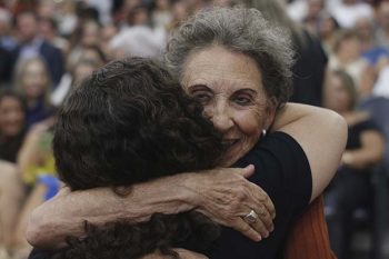 Rita recebe o abraço de Vitalina, proponente da homenagem