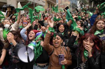 Manifestantes colombianas comemoram a legalização do aborto em seu país, em 21 de fevereiro