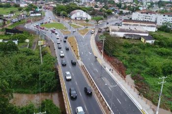 Imagem aérea mostra as pontes do Parque dos Anjos agora duplicadas  e, adiante, a revitalizada rótula do Aldeião. Sistema foi concebido para acabar com os congestionamentos do trânsito, no trecho.