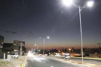Executivo municipal vem substituindo iluminação tradicional por LED e estuda implantação de usina de energia solar