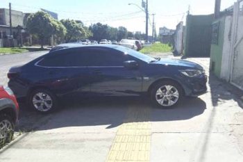 Intuito é conscientizar o condutor a não estacionar seu veículo em local destinado apenas a pedestres