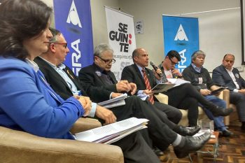 Candidatos em seus lugares no auditório da Acigra, onde o debate aconteceu