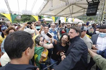 Bolsonaro com apoiadores em Miracatau (SP) | Foto ALAN SANTOS | PR