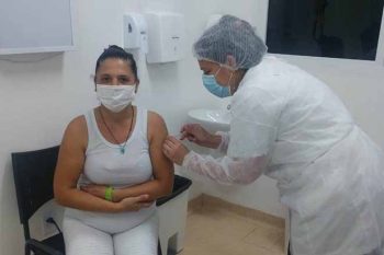 Profissional da saúde é vacinada em UPA, na primeira fase da campanha de imunização