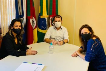 Secretário Emerson Wendt esteve reunido com delegada Tatiana Bastos e a psicóloga Karen Netto. Foto: Divulgação/PMC