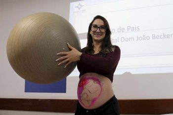 Curso de pais auxilia nas questões envolvendo a gestação e primeiros dias do bebê