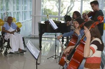 Maestro Augusto Caetano do Santos saiu da CTI do Hospital Moinhos de Vento no dia do seu aniversário e ganhou a música como presente dos seus pupilos.