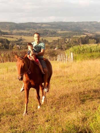 Clebes com o filho cavalga pelo seu chão