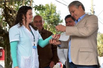 Prefeito entrega chave da nova unidade de saúde da família para coordenadora