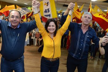 Beto Pereira, Anabel e Pinho, com o público ao fundo, no ato que lançou sua candidatura domingo passado