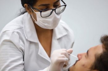 Prefeitos querem, entre outros pedidos, reforço da testagem para bloquear o quanto for possível o alto contágio que se verifica com a Ômicron, a variante que domina os casos de Covid-19 no país. Foto: Divulgação