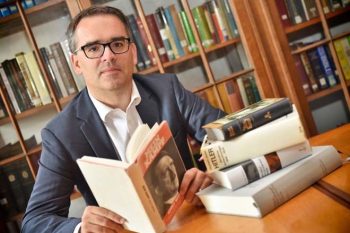 Thomas Weber é professor de História e Assuntos Internacionais na Universidade de Aberdeen e autor  de Como Hitler virou um nazista (2016)