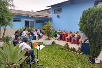 Projeto levou artesanato, contação de histórias e música para quatro instituições: APAE, Grupo Voluntários da Caridade, Instituto Ágora e Lar dos Idosos Nossa Senhora Aparecida