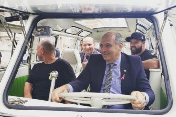 Dirceu Franciscon é o autor da lei do antigomobilismo no RS e, na foto, aparece dirigindo uma Kombi 64: ex-petebista segue o mesmo caminho de Luiz Carlos Busato e se filia ao União Brasil. Foto: Divulgação