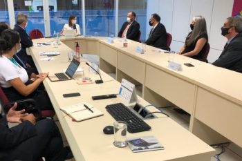 Prefeito se reuniu com o Ministério da Saúde, onde voltou a pedir prioridade de vacinação para os professores. Foto: Divulgação