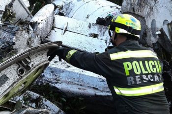 Destroços do avião que transportava a Chapecoense e caiu na Colômbia