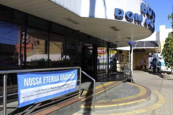 Faixa foi colocada em frente ao Hospital Dom João Becker